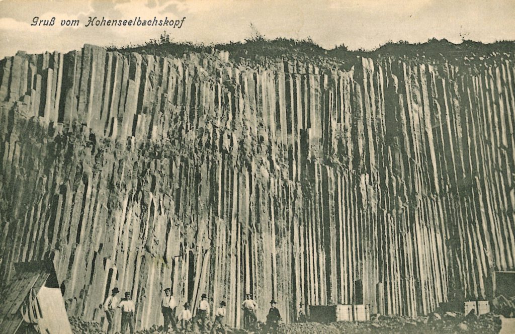 Historische Ansichtskarte mit Arbeitern vor den Basaltsäulen des Hohenseelbachskopfes um 1910. Vorlage: Christian Brachthäuser