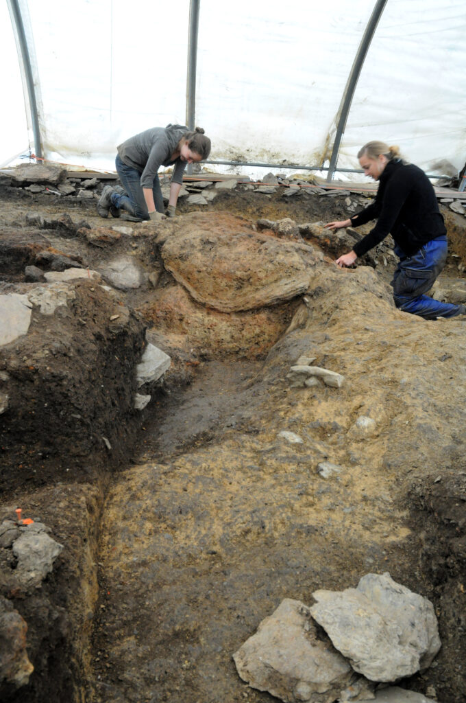 Ausgrabung eines eisenzeitlichen Verhüttungsofens am Gerhardsseifen in Siegen-Niederschelden (Foto D. Bachmann)